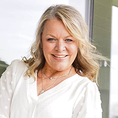 Christa纳尔逊 Headshot