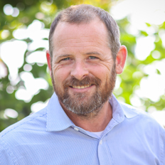 罗根Stoops Headshot