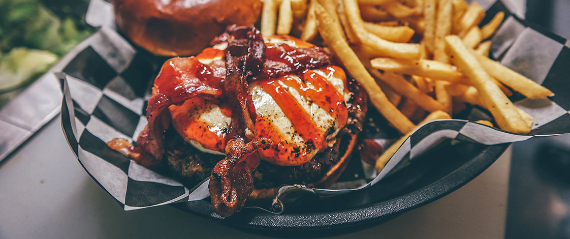 A burger from Pub 217 in 锡达拉皮兹市