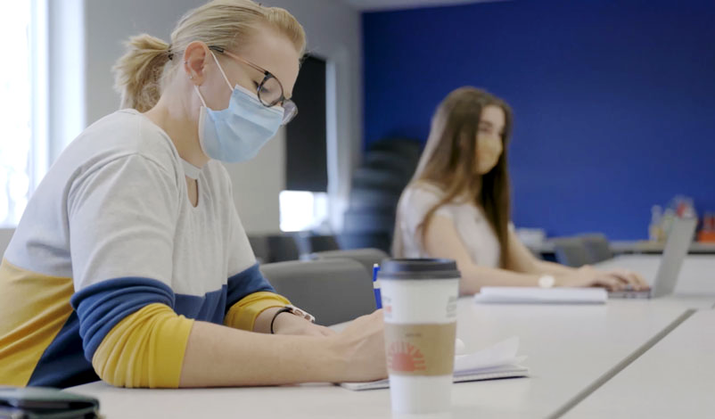 Students at the 皇冠体育 研究生 Center