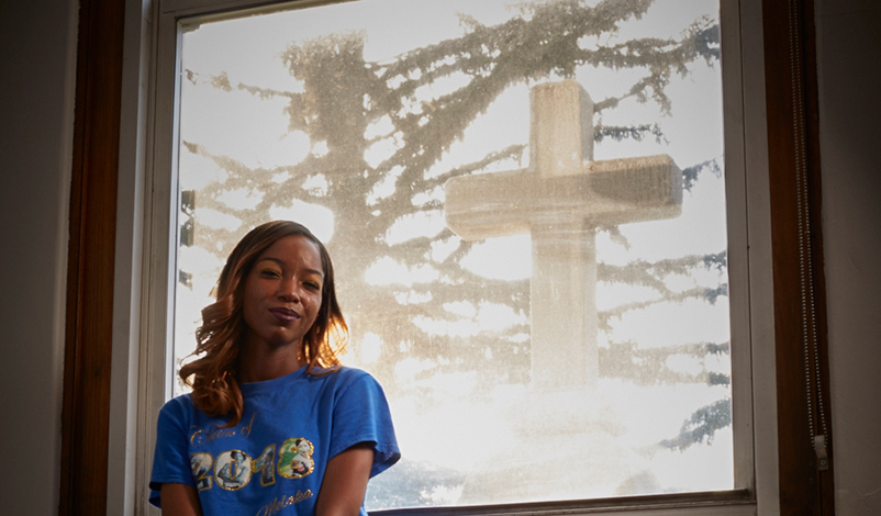 18岁的马六甲·安德森（Melaka Anderson）并没有让生活中的一切阻碍她获得学位。