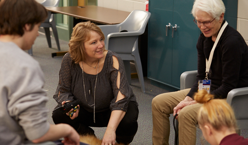 道恩·肖特92届，16届MACJ与一个小团体合作。