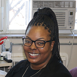 安吉拉·麦金尼，19岁